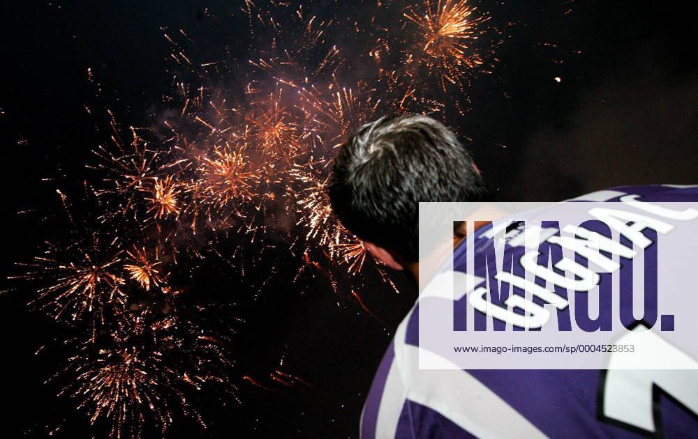 Andre Pierre Gignac (Toulouse) verfolgt ein Feuerwerk - Fußball Herren Ligue 1 2008 2009, 1. Französische Liga , Toulouse FC Einzelbild Toulouse Freude,