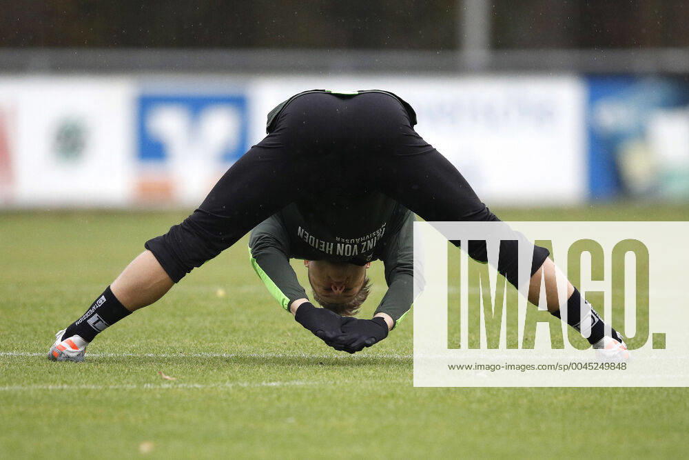 all-around facility Hannover 96, Hannover, Hannover 96 during training on the all-around facility, in the picture Matthias Ostrzolek 22, Hannover doing stretching exercises Training of Hannover 96 on the all-around facility