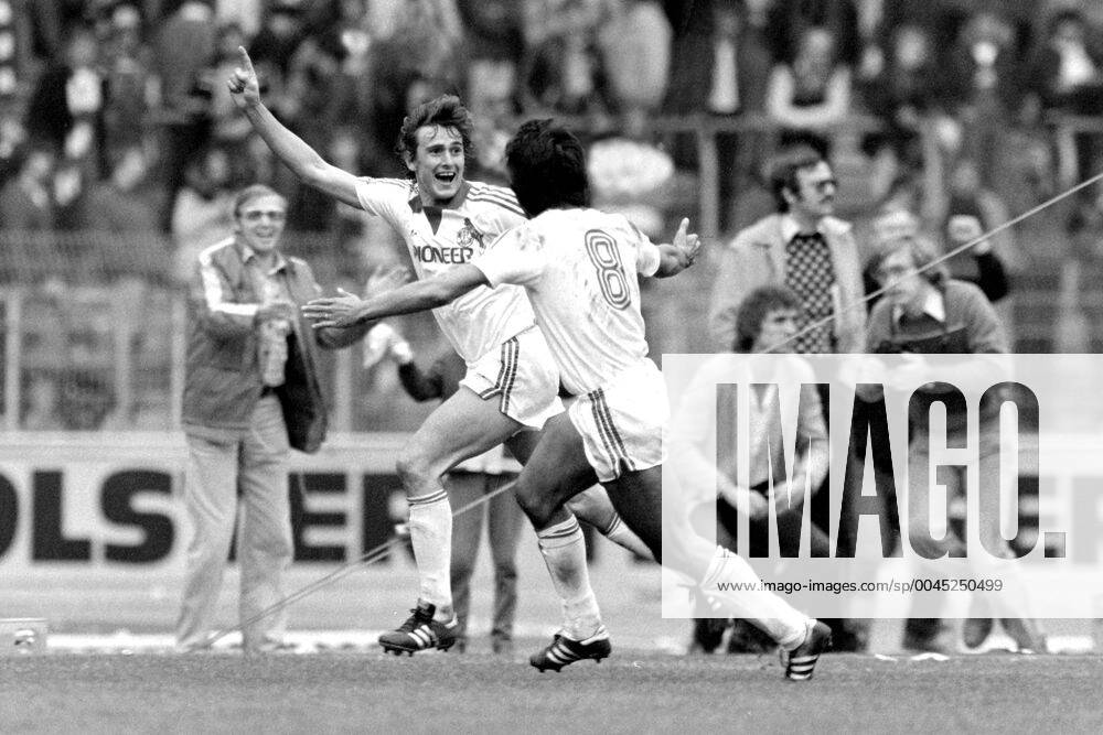 MUELLER Dieter Team 1 FC Cologne Cheers for goal scorers Mueller Dieter with OKUDERA Football Bundesliga 1979 1980 match 1 FC Cologne FC Schalke 04 on 22 09 1979 in Cologne