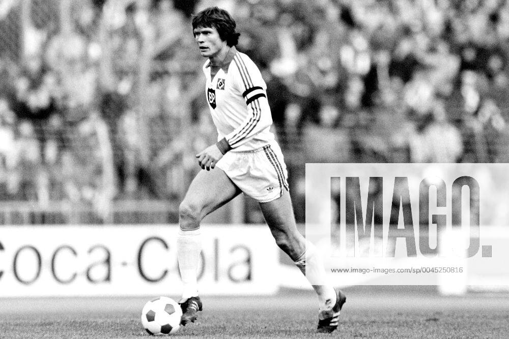 NOGLY Peter Kapitaen Team HSV Football Bundesliga Season 1979 1980 Game Fortuna Duesseldorf Hamburger SV 1 1 on 17 11 1979 in Duesseldorf