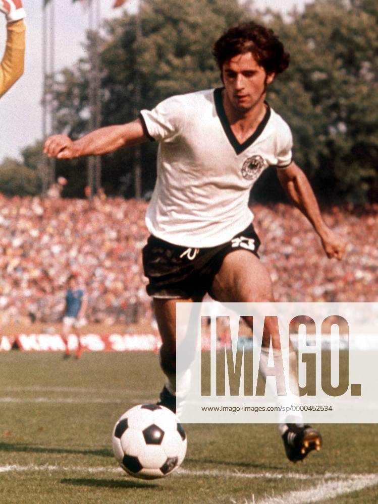 Gerd Müller (BRD) am Ball Fußball WM Herren Weltmeisterschaft 1974, Länderspiel, Nationalmannschaft, Nationalteam, Nationaltrikot Einzelbild Rheinstadion Düsseldorf Dynamik,