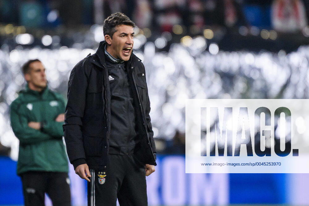 Football UEFA Champions League, RB Leipzig Benfica Lisbon, v l Coach Bruno Lage Benfica Lisbon gives instruction, gesticulate, gesticulate with arms, gives instructions, gesticulate Leipzig