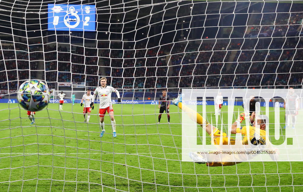 RB Leipzig Benfica Champions League Leipzig, 27 11 2019, Red Bull Arena, Football, Champions league , RB Leipzig GER vs. Benfica Lisbon POR , In the picture goal for Leipzig Emil Forsberg converted against goalkeeper Odysseas Vlachodimos 99, Benfica a penalty to 1 2 connection ,