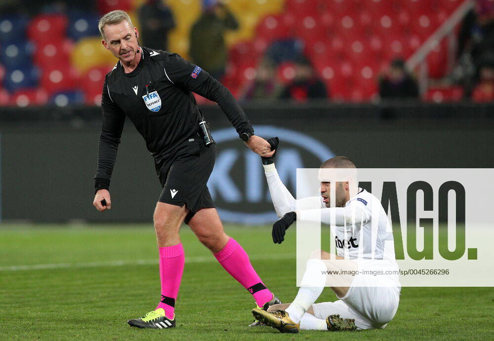 Bilder des Jahres 2019, Sport 11 November MOSCOW, RUSSIA – NOVEMBER 28, 2019: Referee Jakob Kehlet (L) and Ludogorets Razgrad s Georgi Terziev after their 2019 20 UEFA Europa League Group H Round 5 football match against CSKA Moscow, at VEB Arena Stadium. Gavriil Grigorov TASS TS0C53AC