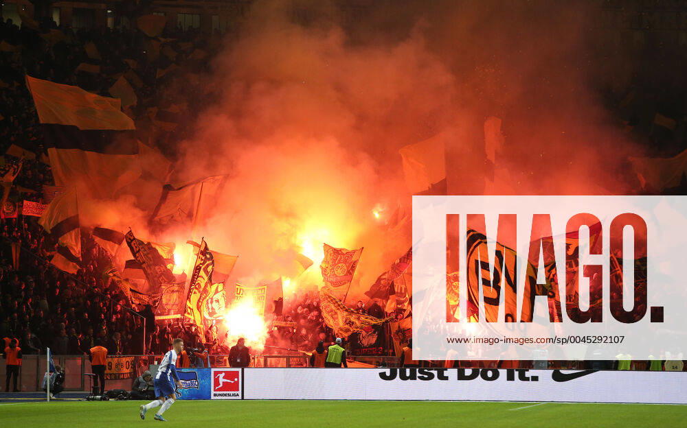 Pyrotechnics, Bengalos, fireworks in the guest fan block Sports Football Football DFL Bundesliga Men Season 2019 2020 30 11 2019 Hertha BSC Berlin vs BVB Borussia Dortmund DFL regulations prohibit any use of photographs as image sequences and or quasi video