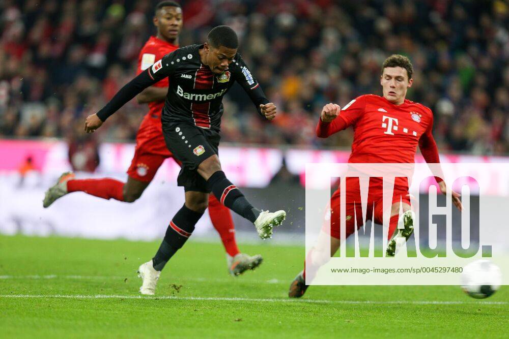 L r Leon Bailey 9 Bayer 04 Leverkusen scores the goal to 0 1, Benjamin Pavard 5 FC Bayern Muenchen cannot help, FC Bayern Muenchen vs. Bayer 04 Leverkusen, 1 Bundesliga, 30 11 2019, DFB regulations prohibit any use of photographs as image sequences and or quasi video Muenchen Bayern Deutschland