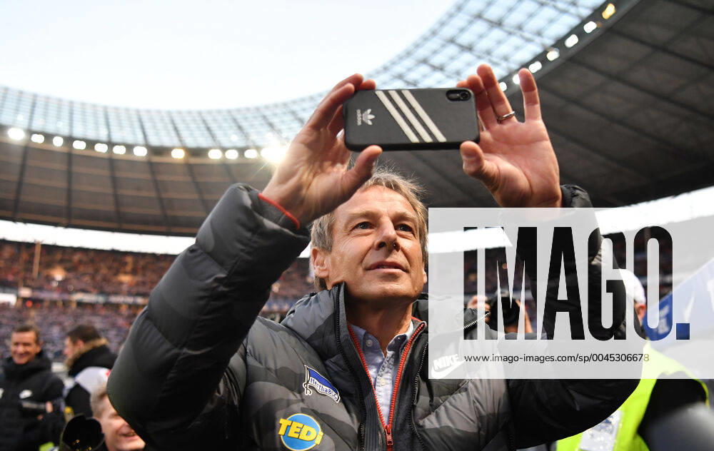 Jürgen Klinsmann trainer Hertha BSC , is besieged by the photographers shortly before the start of the game, while he is shooting his own clip Hertha BSC Berlin BVB Borussia Dortmund 1 Bundesliga 2019 2020, 1 BL with his smartphone, 1 Bundesliga, DFL, Football, Soccer, Soccer, Men, Men, Men, Germany, Germany Berlin, 30 11 2019, Olympiastadion DFL REGULATIONS PROHIBIT ANY USE OF PHOTOGRAPHS AS IMAGE SEQUENCES AND OR QUASI VIDEO