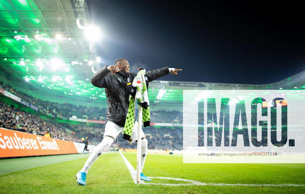 Marcus Thuram BMG cheers with corner flag and Christmas Pullover Borussia Mönchengladbach SC Freiburg