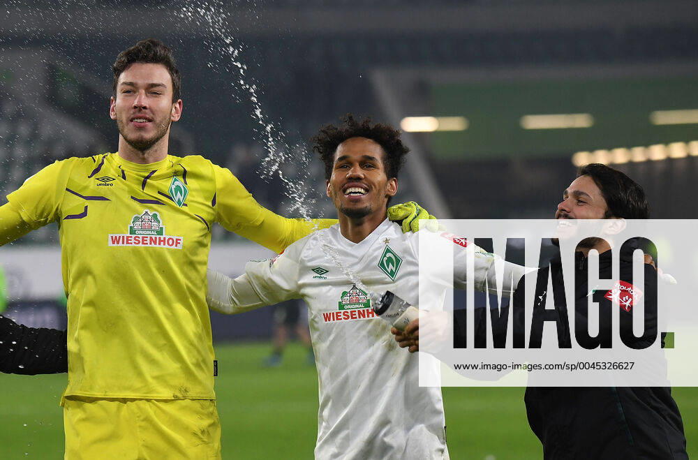 Soccer 1 Bundesliga, VfL Wolfsburg SV Werder Bremen, v l Jiri Pavlenka SV Werder Bremen , Theodor Gebre Selassie SV Werder Bremen , Leonardo Bittencourt SV Werder Bremen cheer after the end of the game celebrate at the end of the match Wolfsburg