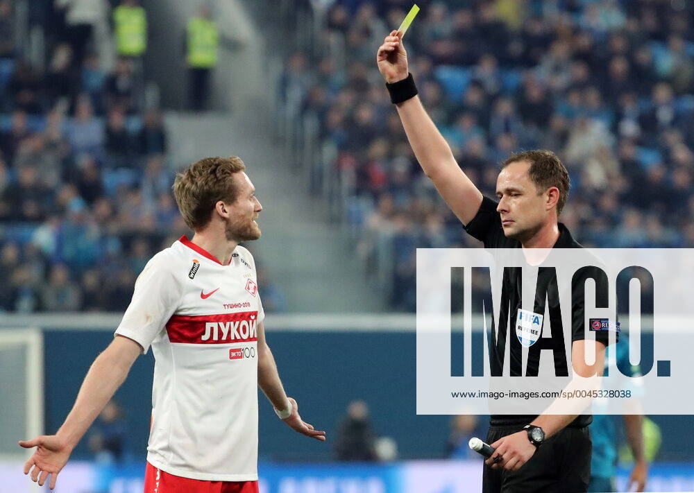 Bilder des Jahres 2019, Sport 12 Dezember ST PETERSBURG, RUSSIA - DECEMBER 1, 2019: Referee Vitaly Meshkov (R) shows a yellow card to Spartak Moscow s Samuel Gigot in a 2019 2020 Russian Premier League Round 18 football match between Zenit St Petersburg and Spartak Moscow at Gazprom Arena; Zenit St Petersburg won the game 1-0. Peter Kovalev TASS TS0C57D7
