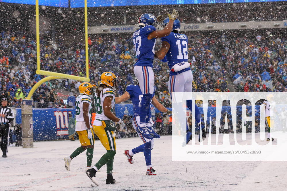 Bilder des Jahres 2019, Sport 12 Dezember EAST RUTHERFORD, NJ - DECEMBER 01: New York Giants wide receiver Sterling Shepard (87) celebrates with New York Giants wide receiver Cody Latimer (12) after he makes a touchdown catch in the snow during the first quarter of the National Football League game between the New York Giants and the Green Bay Packers on December 1, 2019 at MetLife Stadium in East Rutherford, NJ. (Photo by Rich Graessle Icon Sportswire) NFL, American Football Herren, USA DEC 01 Packers at Giants Icon1912015020