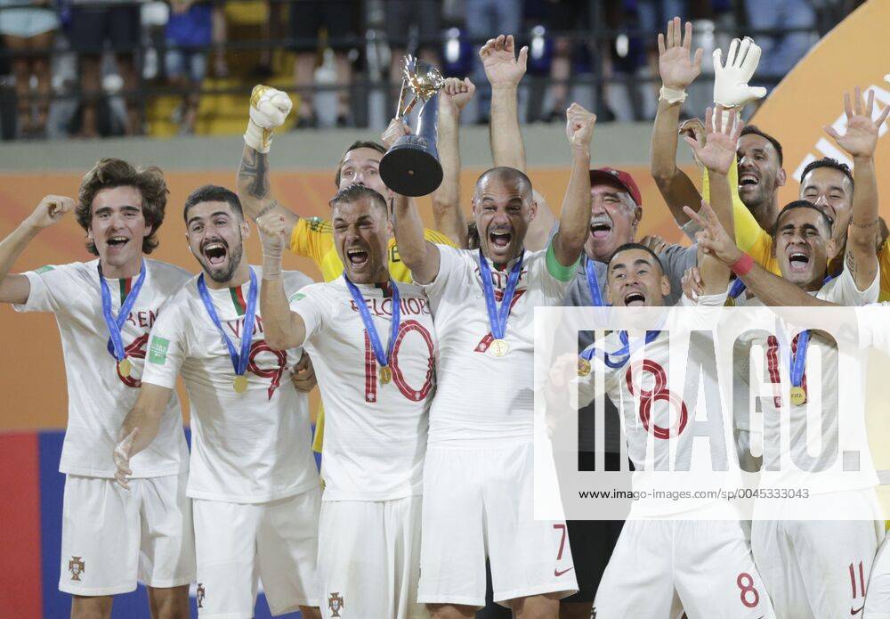 Bilder des Jahres 2019, Sport 12 Dezember Players of Portugal celebrate after winning the 2019 FIFA Beach Soccer World Cup at Los Pynandi Stadium in Luque, Paraguay, 01 December 2019. FIFA Beach Soccer World Cup !ACHTUNG: NUR REDAKTIONELLE NUTZUNG!