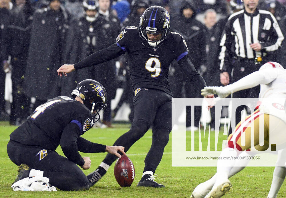 Bilder des Jahres 2019, Sport 12 Dezember BALTIMORE, MD - DECEMBER 01: Baltimore Ravens kicker Justin Tucker (9) kicks the game winning 49 yard field goal with no time remaining to defeat the San Francisco 49ers on December 1, 2019, at M&T Bank Stadium in Baltimore, MD. (Photo by Mark Goldman Icon Sportswire) NFL, American Football Herren, USA DEC 01 49ers at Ravens Icon74919120115