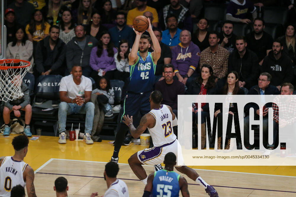 Bilder des Jahres 2019, Sport 12 Dezember LOS ANGELES, CA - DECEMBER 01: Dallas Mavericks forward Maxi Kleber (42) shoots from behind the arc during an NBA, Basketball Herren, USA game between the Dallas Mavericks and the Los Angeles Lakers on December 01, 2019, at Staples Center in Los Angeles, CA. (Photo by Jevone Moore Icon Sportswire) NBA: DEC 01 Mavericks at Lakers Icon1912015030