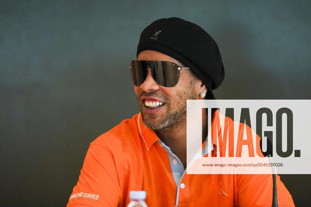 Bilder des Jahres 2019, Sport 12 Dezember SANYA, CHINA - NOVEMBER 29: Former football star Ronaldinho attends the International Teqball Federation (FITEQ) on November 29, 2019 in Sanya, China.