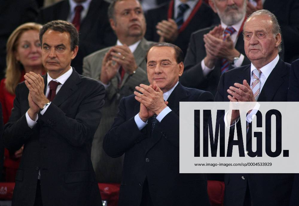 Ministerpräsident Silvio Berlusconi (Italien, Mitte) zwischen König Juan Carlos von Spanien (re.) und Ministerpräsident Jose Luis Zapatero (Spanien) - Fußball EC 1 Herren Champions League Finale 2008 2009 Gruppe Rom