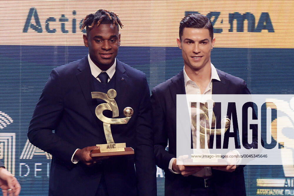 KW49 Foto Gian Mattia D Alberto - LaPresse 02-12-2019 Milano Italia nuoto Gran Gal& xe0; AIC del Calcio 2019 nella foto: Cristiano Ronaldo, Kalidou Kulibaly Ph Gian Mattia D Alberto - LaPresse 2019-12-02 Milan Italy Sport 2019 Italian soccer Gran Gala& x2019; in the photo: Cristiano Ronaldo, Kalidou Kulibaly