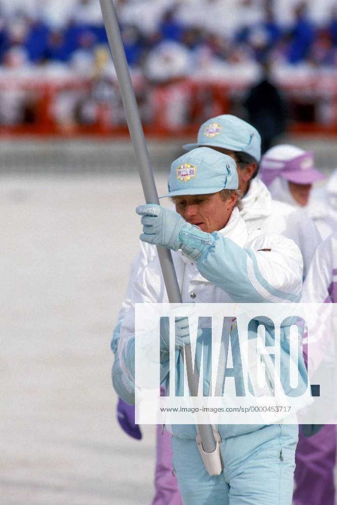 Fahnenträger Peter Angerer (BR Deutschland) Biathlon OS Winter Herren Olympische Winterspiele 1988, Olympia, Olympiade, Spiele, Eröffnung, Eröffnungsfeier, Feier, Vdia Gruppe McMahon Stadium Calgary