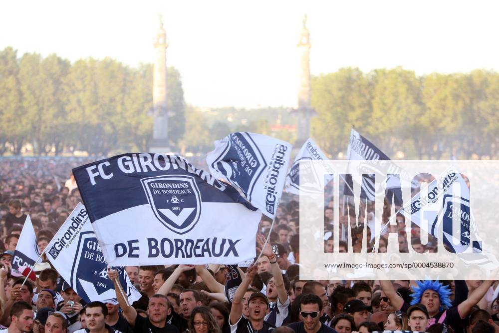 Fans von Girondins Bordeaux beim Public Viewing auf dem Place des Quinconces - (pan32242) Fußball Herren Ligue 1 2008 2009, 1. Französische Liga, Girondins de Bordeaux Totale Place des Quinconces Bordeaux