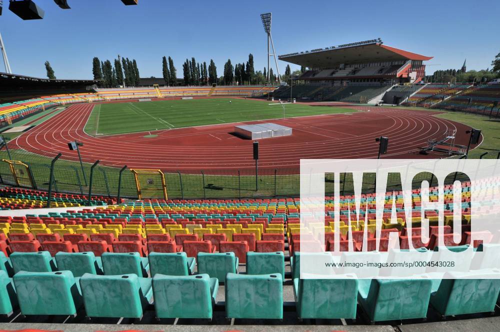 Leerer Friedrich Ludwig Jahn Sportpark in Berlin Prenzlauer Berg - Mehrzweckstadion für Fußball-, American Football- und Leichtathletikveranstaltungen - (ZUMAcd6) Fußball Herren Stadion 2009, Leichtathletik, American Football Totale Jahnsportpark Berlin Leere,