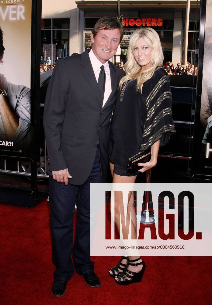 Wayne Gretzky (USA) mit seiner Tochter Paulina anlässlich der Filmpremiere zu - The Hangover - in Los Angeles - Eishockey Herren Filmpremiere 2009 Gruppe Los Angeles, L.A., LA