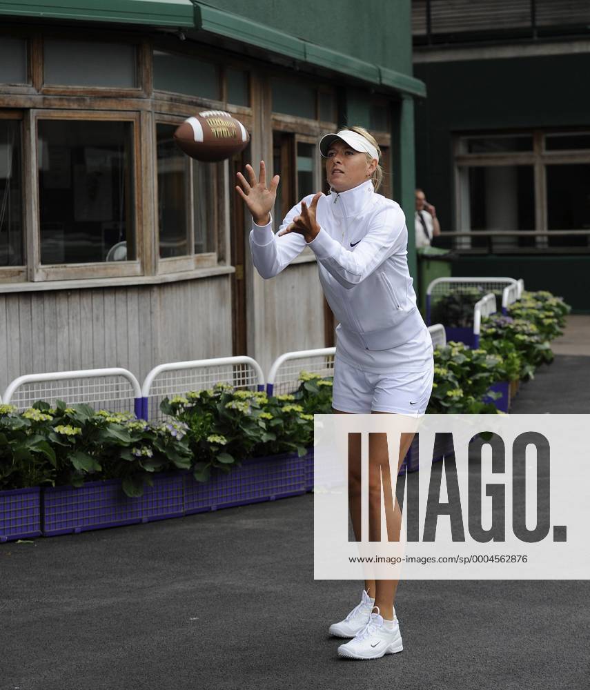 Maria Sharapova (Rußland) erwärmt sich mit einem American Football - Tennis Damen All England Championships 2009, Grand Slam, WTA Tour, Training Einzelbild Wimbledon London