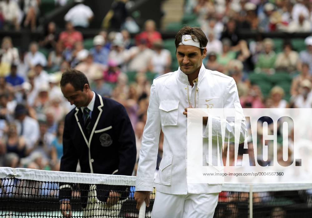 Roger Federer (Schweiz) - Einmarsch im weißen Nike Dress mit seinen Initialen Tennis Herren All England Championships 2009, ATP Tour, Grand Slam, Einzelbild Wimbledon o0 Weste London