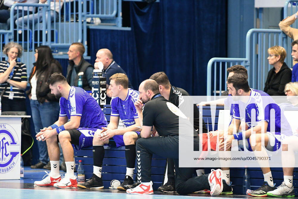 Torge Greve Trainer VfL Gummersbach and his bank, VfL Gummersbach TV 05 07 Huettenberg, Men, 2 League, Liqui Moly Handball Bundesliga, 12 Matchday, 18 12 2019, VfL Gummersbach TV 95 97 Huettenberg, Handball, Liqui Moly 2 Handball Bundesliga, Men, Matchtime 2019 20 Gummersbach