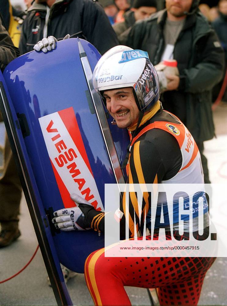Georg Hackl (Deutschland) posiert mit seinem Rennschlitten Rennrodeln Herren Weltcup 2001 2002, Krombacher Challenge Cup, Worldcup, WC, World-Cup, Welt, Rodeln Einzelbild Winterberg Freude,
