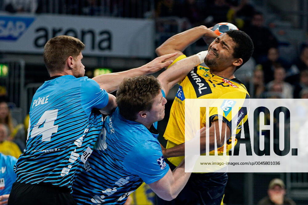 From left Georg Pöhle HSG Nordhorn, 94 , Luca de Boer HSG Nordhorn, 19 , Mads Mensah Larsen RNL, 22 , Duel, duel, tackle, tackling, dynamics, action, action, 19 12 2019, Mannheim Germany , Handball, Bundesliga, Rhein Neckar Löwen HSG Nordhorn Lingen