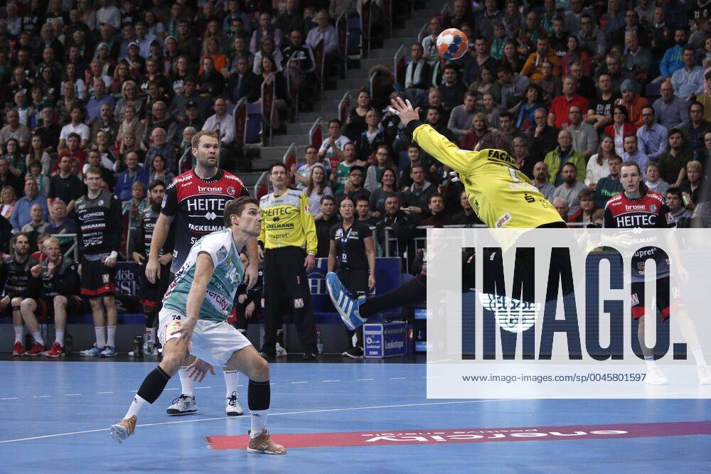 TUI Arena, Hanover, league match, 1 Bundesliga, TSV Hanover Burgdorf vs. HC Erlangen, in the picture Vincent Buechner 74, Han Burgdorf at the goal throw against Nikolas Katsigiannis 29, Erlangen TSV Hanover Burgdorf vs.
