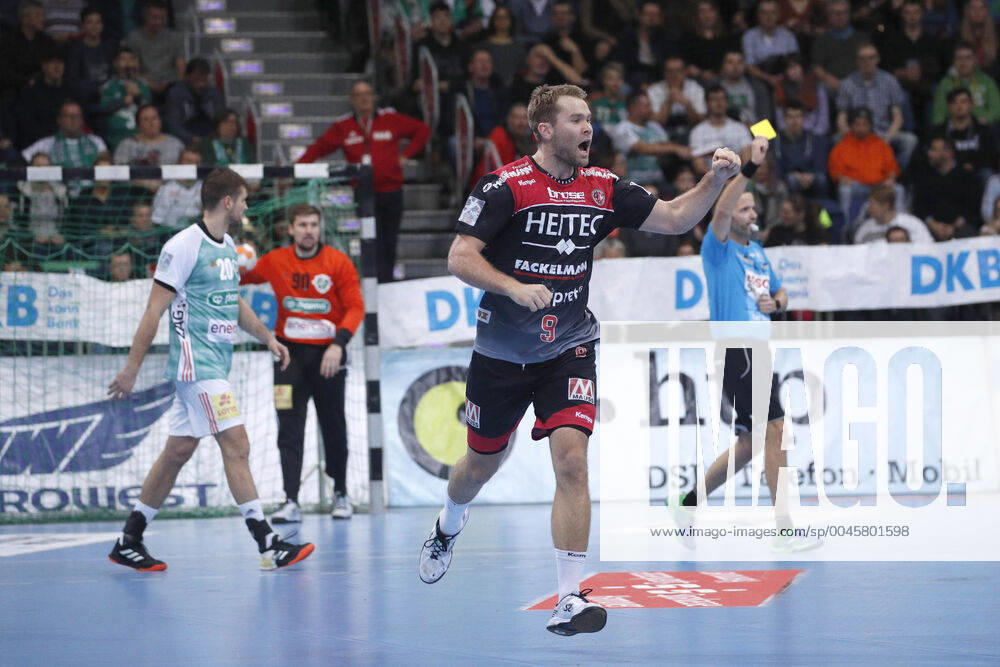 TUI Arena, Hanover, league match, 1 Bundesliga, TSV Hanover Burgdorf vs. HC Erlangen, pictured Petter Overby 9, Erlangen cheers TSV Hanover Burgdorf vs.
