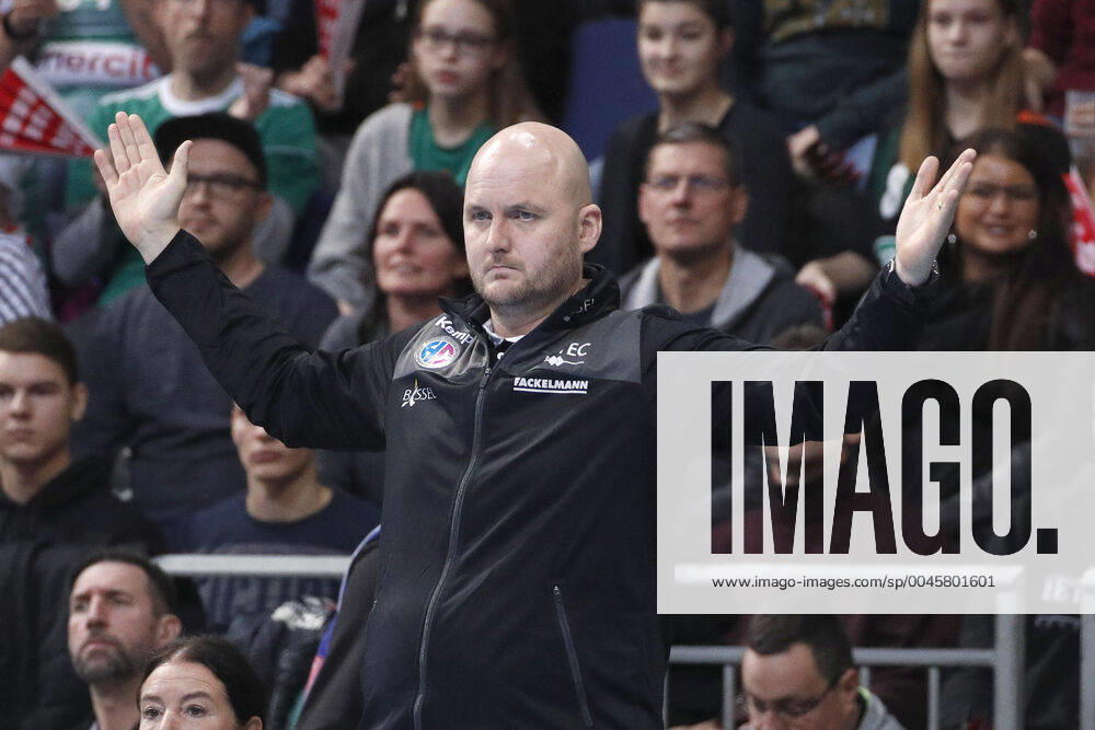 TUI Arena, Hanover, league match, 1 Bundesliga, TSV Hanover Burgdorf vs. HC Erlangen, in the picture Adalsteinn Eyjolfsson coach, HC Erlangen TSV Hanover Burgdorf vs.