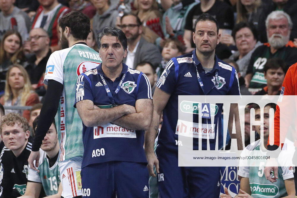 TUI Arena, Hanover, league match, 1 Bundesliga, TSV Hanover Burgdorf vs. HC Erlangen, in the picture Carlos Ortega coach, Han Burgdorf and Iker Romero Co coach, Han Burgdorf are at a loss TSV Hanover Burgdorf vs.