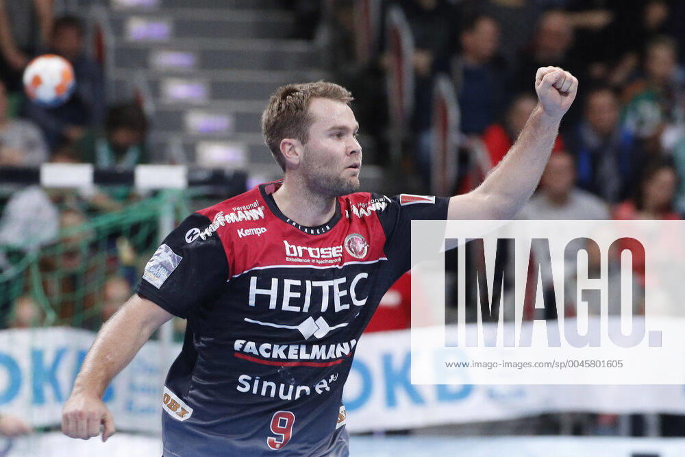 TUI Arena, Hanover, league match, 1 Bundesliga, TSV Hanover Burgdorf vs. HC Erlangen, pictured Petter Overby 9, Erlangen cheers TSV Hanover Burgdorf vs.