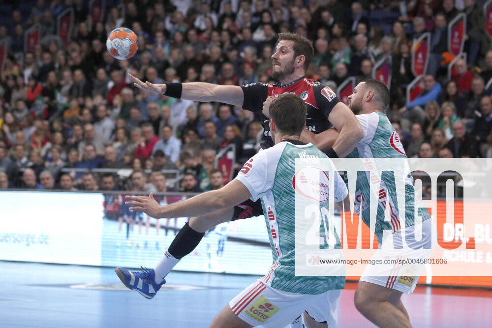 TUI Arena, Hanover, league match, 1 Bundesliga, TSV Hanover Burgdorf vs. HC Erlangen, in the picture Fabian Boehm 20, Han Burgdorf and Ilija Brozovic 44, Han Burgdorf in duel with Michael Haass 13, HC Erlangen TSV Hanover Burgdorf vs.