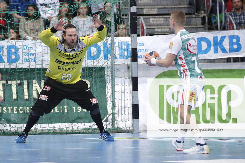 TUI Arena, Hanover, league match, 1 Bundesliga, TSV Hannover Burgdorf vs. HC Erlangen, pictured is Nikolas Katsigiannis 29, Erlangen in the seven-meter game against Timo Kastening 73, Han Burgdorf TSV Hannover Burgdorf vs.