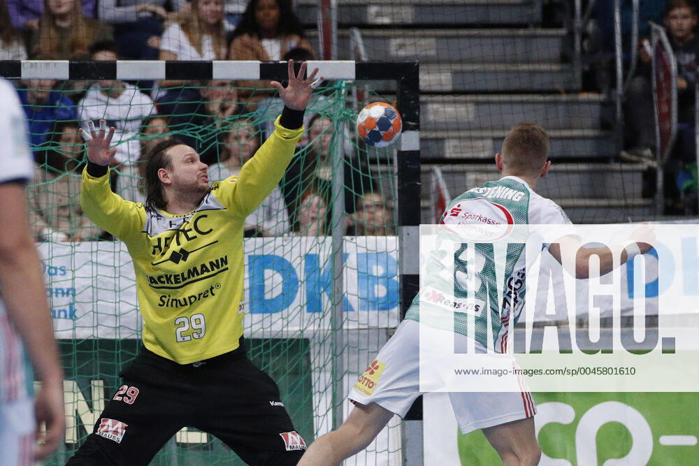 TUI Arena, Hanover, league match, 1 Bundesliga, TSV Hannover Burgdorf vs. HC Erlangen, pictured is Nikolas Katsigiannis 29, Erlangen loses in the seven-meter game against Timo Kastening 73, Han Burgdorf TSV Hannover Burgdorf vs.