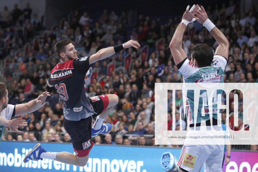 TUI Arena, Hanover, league match, 1 Bundesliga, TSV Hannover Burgdorf vs. HC Erlangen, pictured Sime Ivic 19, Erlangen on goal throw against Evgeni Pevnov 14, Han Burgdorf TSV Hannover Burgdorf vs.