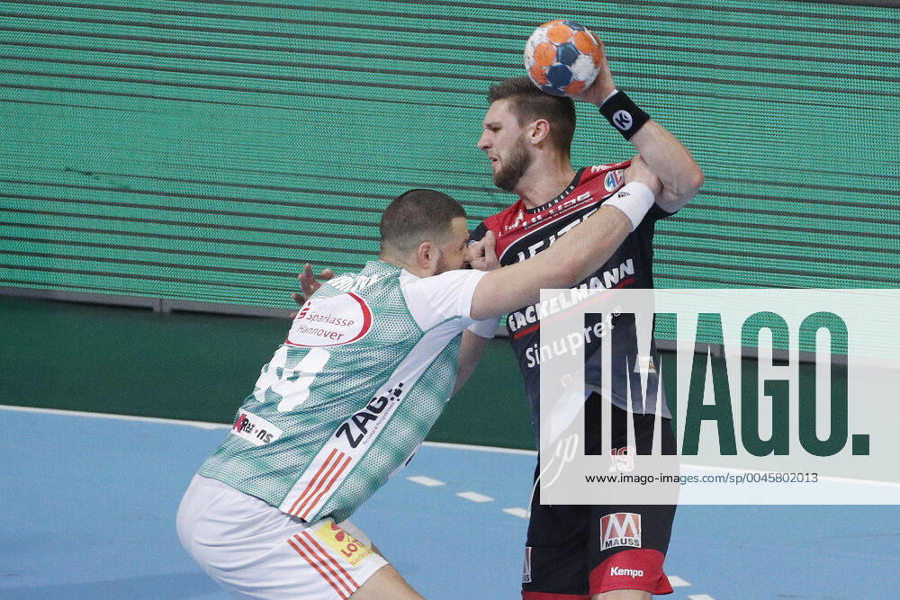 TUI Arena, Hanover, league match, 1 Bundesliga, TSV Hanover Burgdorf vs. HC Erlangen, in the picture Ilija Brozovic 44, Han Burgdorf in duel with Sime Ivic 19, Erlangen TSV Hanover Burgdorf vs.