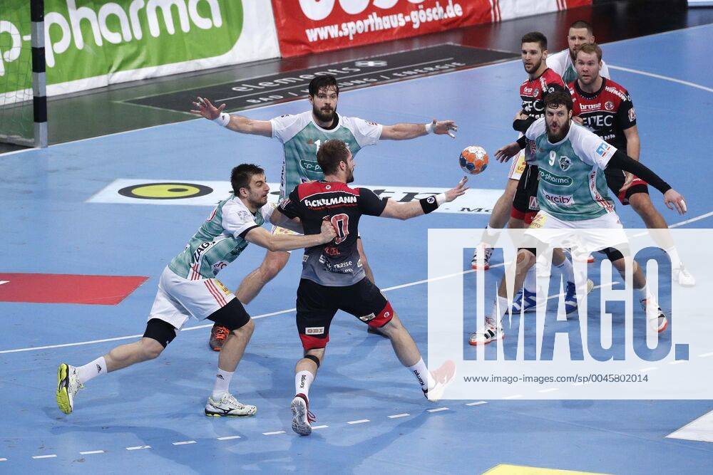 TUI Arena, Hanover, league match, 1 Bundesliga, TSV Hanover Burgdorf vs HC Erlangen, in picture Nejc Cehte 3, Han Burgdorf , Evgeni Pevnov 14, Han Burgdorf and Mait Patrail 9, Han Burgdorf defend against Nico Buedel 20, Erlangen TSV Hanover Burgdorf vs HC Erlangen