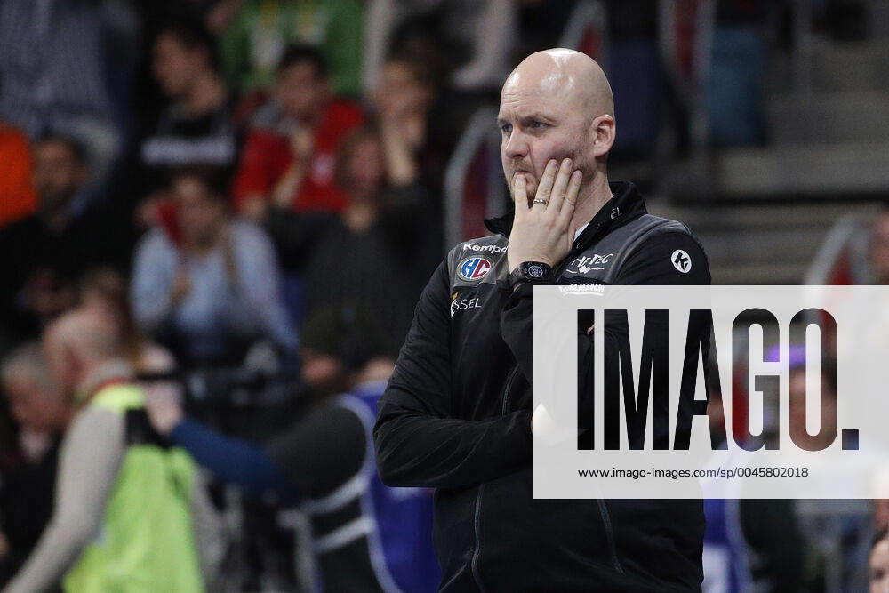 TUI Arena, Hanover, league match, 1 Bundesliga, TSV Hanover Burgdorf vs HC Erlangen, in the picture Adalsteinn Eyjolfsson coach, HC Erlangen is thoughtful TSV Hanover Burgdorf vs HC Erlangen