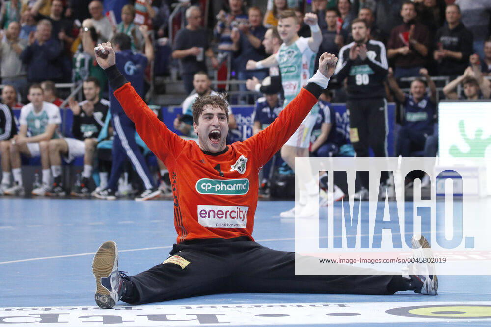 TUI Arena, Hannover, League match, 1 Bundesliga, TSV Hannover Burgdorf vs HC Erlangen, in the picture Domenico Ebner 1, Han Burgdorf sits on the floor and cheers after one of his many balls TSV Hannover Burgdorf vs HC Erlangen