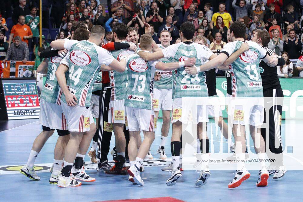 TUI Arena, Hannover, League match, 1 Bundesliga, TSV Hannover Burgdorf vs. HC Erlangen, in picture The team of TSV Hannover Burgdorf cheers after the victory over Erlangen TSV Hannover Burgdorf vs.
