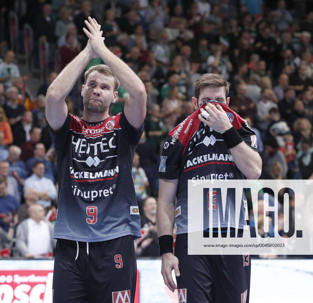 TUI Arena, Hannover, League match, 1 Bundesliga, TSV Hannover Burgdorf vs. HC Erlangen, pictured Petter Overby 9, Erlangen and Michael Haass 13, HC Erlangen are disappointed after the defeat and would like to thank the accompanying fans TSV Hannover Burgdorf vs.