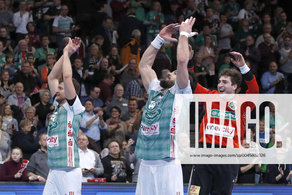 TUI Arena, Hannover, League match, 1 Bundesliga, TSV Hannover Burgdorf vs. HC Erlangen, in the picture Fabian Boehm 20, Han Burgdorf , Evgeni Pevnov 14, Han Burgdorf and Domenico Ebner 1, Han Burgdorf rejoice after the victory over Erlangen TSV Hannover Burgdorf vs.