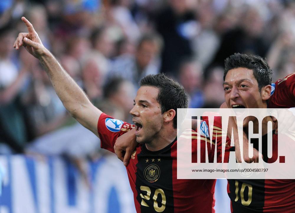 Gonzalo Castro (li.) und Mesut Özil (beide Deutschland U21) - Torjubel Fußball Länderspiel Herren U21 EM Finale 2009, U21, Nationalteam, Nationaltrikot Gruppe Malmö Freude, Begeisterung,