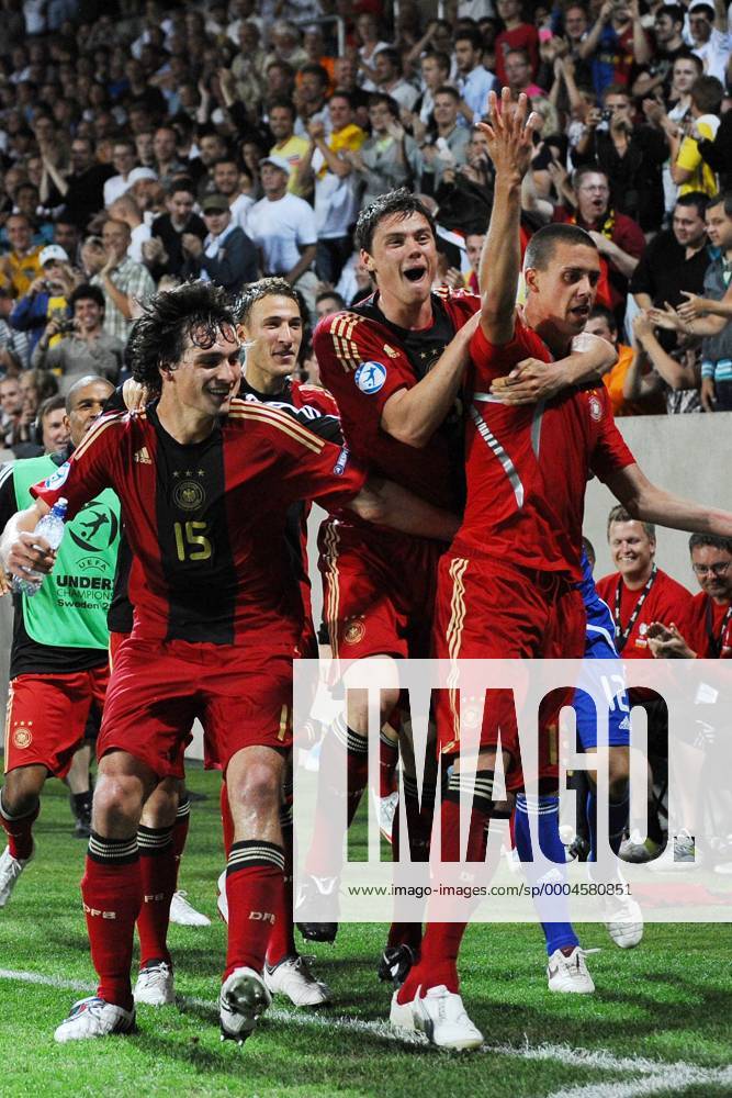 Torjubel Deutschland U21, v.re.: Sandro Wagner, Sebastian Boenisch, Fabian Johnson, und Mats Hummels - Fußball EM Herren U21 EM 2009, U 21, Nationalmannschaft, Nationaltrikot Gruppe Finale Malmö Freude, Begeisterung,