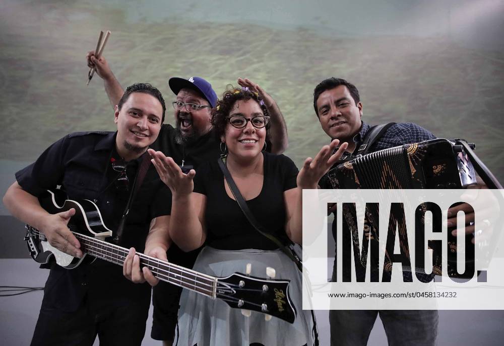 EUM20210618ESP01 JPG CIUDAD DE MÉXICO Music Música Santa Cecilia June 18, 2021 La Santa Cecilia, a Mexican-American group, will record a collaboration with the Banda Filarmónica de Ayutla in Oaxaca Foto Archivo Agencia EL UNIVERSAL EELG