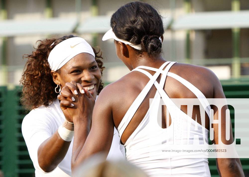 Serena Williams (li.) und Venus Williams (beide USA) jubeln - Tennis Damen All England Championships 2009, WTA Tour, Grand Slam Gruppe Wimbledon London Freude,